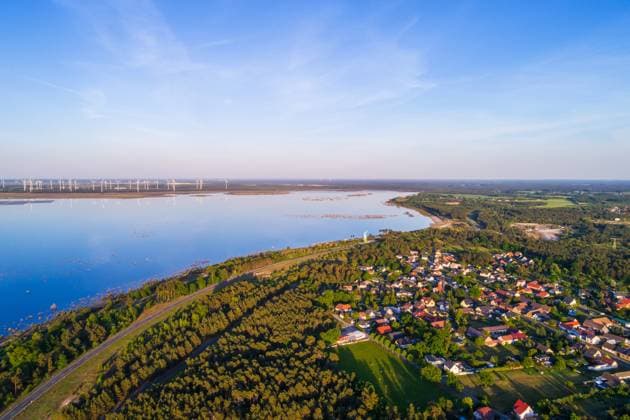 Cottbuser Ostsee DEU Deutschland Brandenburg Cottbus Merzdorf, 13.05.2025, Cottbuser Ostsee mit der Ortschaft Merzdorf - durch Flutung des ehemaligen Braunkohletagebaus Cottbus-Nord entsteht der Cottbuser Ostsee . Der zukuenftige Cottbuser Ostsee wird gegenwaertig durch das Lausitzer Bergbauunternehmen LEAG geflutet - bis Mitte der 2020er Jahre entsteht ein 1900 Hektar grosser See am Rand der Stadt Cottbus. Luftaufnahme mit einer Drohne. *** Cottbuser Ostsee DEU Germany Brandenburg Cottbus Merzdorf, 13 05 2025, Cottbuser Ostsee with the village of Merzdorf the Cottbuser Ostsee is being created by flooding the former Cottbus Nord opencast lignite mine The future Cottbuser Ostsee is currently being flooded by the Lusatian mining company LEAG AF_CB_Ostsee_66393.jpeg