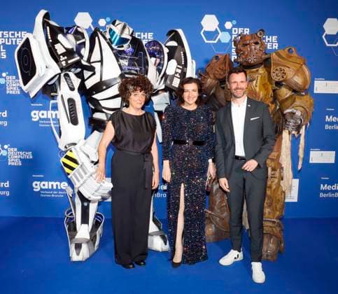 Sabiha Ghellal, Dorothee Bär und Felix Falk beim Deutschen Computerspielpreis 2025.