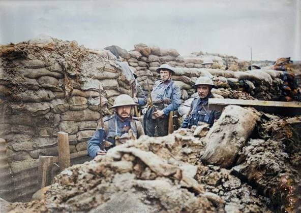 RECORD DATE NOT STATED British troops in a trench in France during World War I. (Colorised black and white print). Copyright:xHeritagexArt HeritagexImagesxBainxNewsxServicex IMAGO, ! ACHTUNG: AUFNAHMEDATUM GESCHÄTZT!  Copyright:HeritagexArt HeritagexImagesxBainxNewsxServicex IMAGO