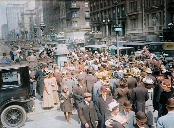 RECORD DATE NOT STATED 5th Ave. - Easter 1911. The 5th Avenue Easter Parade - the Sunday morning Fifth Avenue Easter bonnet stroll. (Colorised black and white print). Copyright:xHeritagexArt HeritagexImagesxBainxNewsxServicex IMAGO, ! ACHTUNG: AUFNAHMEDATUM GESCHÄTZT!  Copyright:HeritagexArt HeritagexImagesxBainxNewsxServicex IMAGO