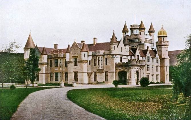Archivbilder der Woche KW20 RECORD DATE NOT STATED Balmoral Castle, Scotland, c1920. Queen Victoria s favourite royal residence. Illustration from Story of the British Nation Copyright:xesterno,costruzione,architettura,castello,colore,LaxScozia,fortificazioni,fortificazione,gita,aberdeenshire,colourised,Colore,,residenzaxreale,ThexPrintxCollector,photograph,landscape,Hutchinson,WalterxHutchinson,Valentinex&xSons,ValentinexandxSons,Walter,colorisedx5276x3310x IMAGO, ! ACHTUNG: AUFNAHMEDATUM GESCHÄTZT!  Copyright:esterno,costruzione,architettura,castello,colore,LaxScozia,fortificazioni,fortificazione,gita,aberdeenshire,colourised,Colore,,residenzaxreale,ThexPrintxCollector,photograph,landscape,Hutchi