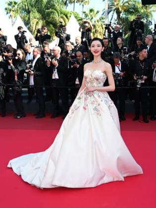 Cannes, Cannes, France: Cannes, 78th Cannes Film Festival 2025 - evening 3 - red carpet of the film Dossier 137 (case 137) - In the photo: Elaine Zhong Chuxi Cannes France  - ZUMAp169 20250515_zea_p169_648 Copyright: xSimonexComix