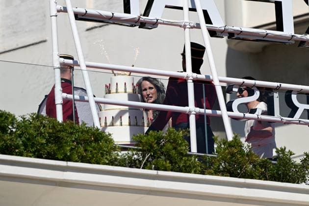 Cannes - Andy Macdowell During Photo Session Andie MacDowell celebrates 40 years of collaboration with L Oréal during a photo shoot outside the Hotel Le Martinez on May 15, 2025 in Cannes, France. Photo by Florian Poitout ABACAPRESS.COM Cannes France  Copyright: xPoitoutxFlorian ABACAx