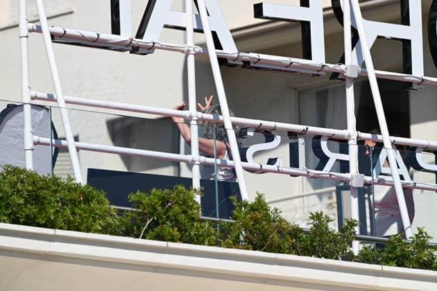 Cannes - Andy Macdowell During Photo Session Andie MacDowell celebrates 40 years of collaboration with L Oréal during a photo shoot outside the Hotel Le Martinez on May 15, 2025 in Cannes, France. Photo by Florian Poitout ABACAPRESS.COM Cannes France  Copyright: xPoitoutxFlorian ABACAx