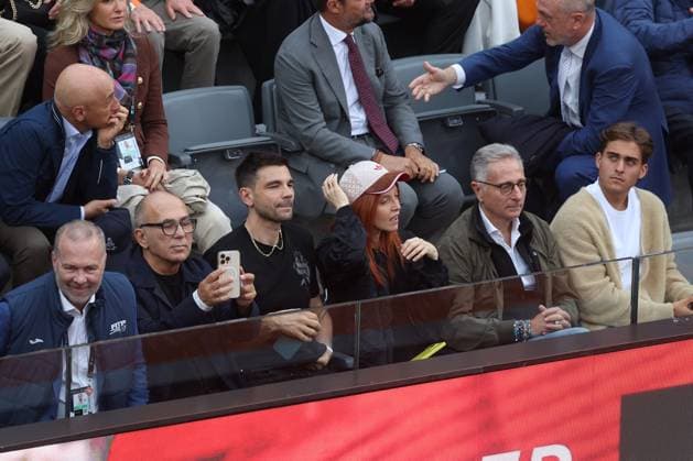 Tennis, Prominente Zuschauer beim Turnier in Rom Tennis VIPs in the Tribune - ATP Master 1000 Quarterfinals, Men s Singles at the Foro Italico in Rome, Jannik Sinner (ITA) against Casper Ruud (NOR) Rome, Italy 05 15 2025: VIPs in the stands (Poalo Bonolis, Davide Bonolis, Calderone, Massimo Giletti, Ferzan Özpetek, Noemi) to watch the Men s Singles Quarter-final match between Jannik Sinner (ITA) and Casper Ruud (NOR) during the Internazionali BNL d Italia 2025 ATP Masters Men s 1000 circuit in Rome at the Foro Italico. Rome italy Italy  Copyright: xIPA ABACAx