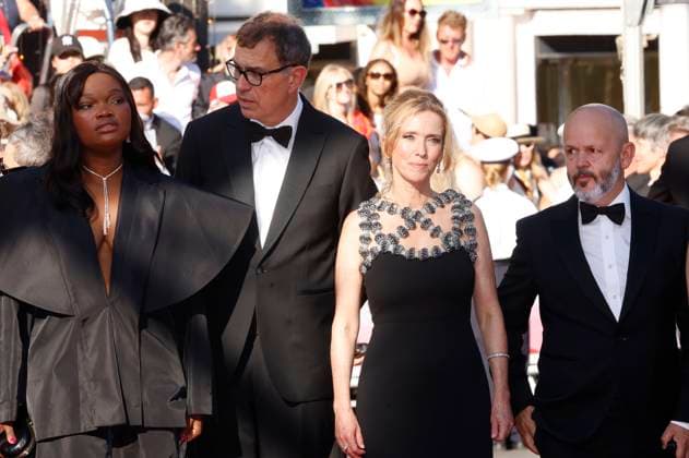 Guslagie Malanda, Dominik Moll, Lea Drucker und Gilles Marchand bei der Premiere des Kinofilms Dossier 137 Case 137 auf dem Festival de Cannes 2025 78. Internationale Filmfestspiele von Cannes im Palais des Festivals. Cannes, 15.05.2025