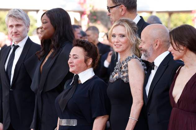 Stanislas Merhar, Guslagie Malanda, Sandra Colombo, Dominik Moll, Lea Drucker, Gilles Marchand und Mathilde Roehrich bei der Premiere des Kinofilms Dossier 137 Case 137 auf dem Festival de Cannes 2025 78. Internationale Filmfestspiele von Cannes im Palais des Festivals. Cannes, 15.05.2025