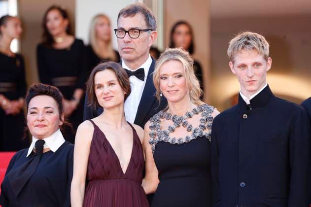 Sandra Colombo, Mathilde Roehrich, Dominik Moll, Lea Drucker und Valentin Campagne bei der Premiere des Kinofilms Dossier 137 Case 137 auf dem Festival de Cannes 2025 78. Internationale Filmfestspiele von Cannes im Palais des Festivals. Cannes, 15.05.2025