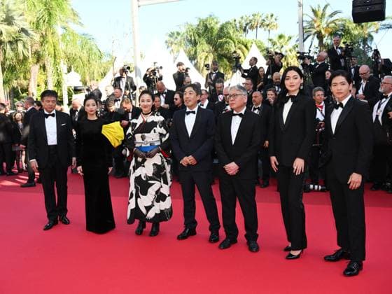 Cannes, 78th Cannes Film Festival 2025 - evening 3 - red carpet of the film Dossier 137 Cannes, 78th Cannes Film Festival 2025 - evening 3 - red carpet of the film Dossier 137 (case 137) - In the photo: Kouhei Matsushita, Camilla Aiko, Kazuo Ishiguro, Kei Ishikawa, Yoh Yoshida, Suzu Hirose and Tomokazu Cannes Cannes France  Copyright: xIPA ABACAx