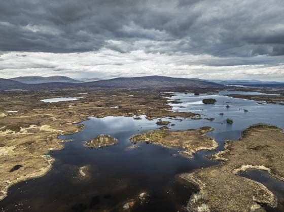 Creative Highlights World Rannoch Moor aus einer Drohne über Loch Ba und Loch of the Armpit, A82 Highland Way, Argyll und Bute, West Highlands, Schottland, Großbritannien, Europa Rannoch Moor from a drone over Loch Ba and Loch of the Armpit, A82 Highland Way, Argyll and Bute, West Highlands, Scotland, United Kingdom, Europe Copyright: imageBROKER MaciejxOlszewski ibxmao13631497.jpg