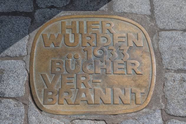 Gedenktafel an die Bücherverbrennung der Nazis, 12.Mai 1933, Schlossplatz, Erlangen, Mittelfranken, Bayern, Deutschland, Europa Memorial plaque to the Nazi book burning, 12 May 1933, Schlossplatz, Erlangen, Middle Franconia, Bavaria, Germany, Europe Copyright: imageBROKER HelmutxMeyerxzurxCap ibxmzc13512805.jpg