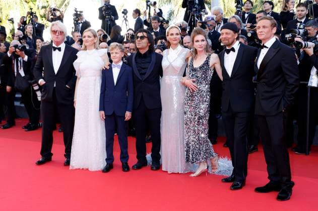 Team und Cast von Amrum : Detlev Buck, Laura Tonke, Jasper Billerbeck, Fatih Akin, Diane Kruger, Lisa Hagmeister, Lars Jessen und Matthias Schweighöfer bei der Premiere des Kinofilms Dossier 137 Case 137 auf dem Festival de Cannes 2025 78. Internationale Filmfestspiele von Cannes im Palais des Festivals. Cannes, 15.05.2025
