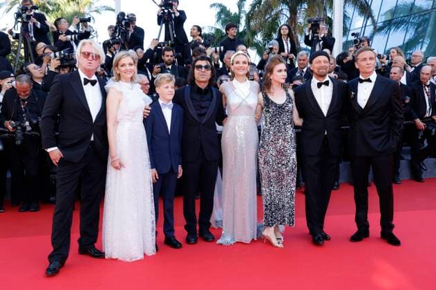 Team und Cast von Amrum : Detlev Buck, Laura Tonke, Jasper Billerbeck, Fatih Akin, Diane Kruger, Lisa Hagmeister, Lars Jessen und Matthias Schweighöfer bei der Premiere des Kinofilms Dossier 137 Case 137 auf dem Festival de Cannes 2025 78. Internationale Filmfestspiele von Cannes im Palais des Festivals. Cannes, 15.05.2025
