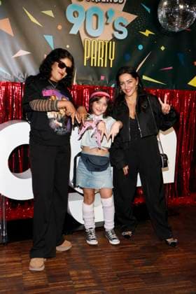 Banafsheh Hourmazdi, Darstellerin Eliah Lade und ihre Mutter Emira beim Photocall zur Premiere der ersten Staffel der JOYN Serie Messiah Superstar im Bi Nuu Berlin am 15. Mai 2025