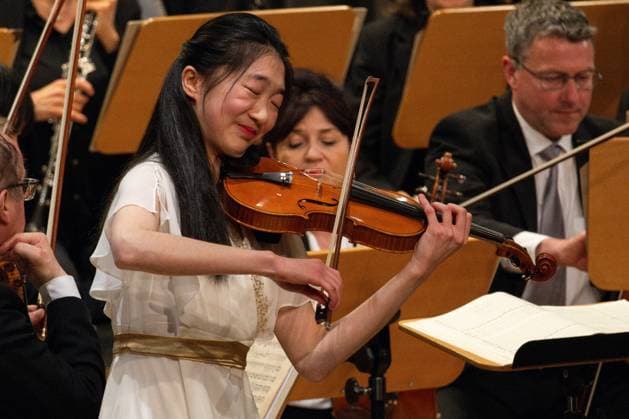 Entertainment Themen der Woche KW20 15.05.2025, 60. Internationaler Instrumentalwettbewerb Markneukirchen, Finalrunde, Violine Corina Deng (Kanada) Markneukirchen Musikhalle Sachsen Deutschland *** 15 05 2025, 60 International Instrumental Competition Markneukirchen, Final Round, Violin Corina Deng Canada Markneukirchen Music Hall Saxony Germany
