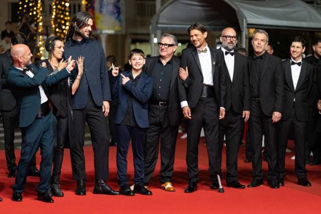 B Montée des marches du film Sirat lors du 78ème Festival International du Film de Cannes Richard Bellamy, Jade Oukid, Óliver Laxe, Bruno Núnez, Sergi Lopez, Tonin Janvier, Oriol Maymó, guest Montée des marches du film Sirat lors du 78ème Festival International du Film de Cannes, au Palais des Festivals à Cannes On may 15th 2025 Olivier Borde Bestimage Red carpet for the movie Sirat during the 78th Cannes International Film Festival at the Palais des Festivals in Cannes, France On may 15th 2025 Cannes France  Copyright: xOLIVIERxBORDEx xBESTIMAGExOLIVIERxBORDEx xBESTIMAGEx