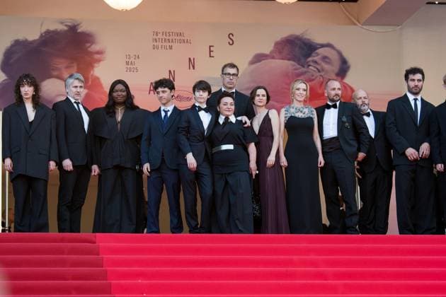 78eme Festival International du Film de Cannes Montée des marchesdu film Dossier 137 78th International Cannes Film Festival Red Carpet of Dossier 137 movie 444310 2025 05 15 Cannes France Colombo, Sandra Roehrich, Mathilde Drucker, Léa Turnbull, Jonathan Bellamy, Richard Riu, Mathilde Merhar, Stanislas Malanda, Guslagie Moll, Dominik Marchand, Gilles Costa Marini, Theo Machado Graner, Solan Peronnet, Come Copyright: xAnthonyxCarrelx xStarfacex STAR_444310_098