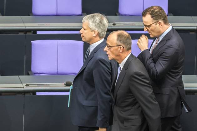 Wahl des Bundeskanzlers Plenarsaal: Friedrich Merz (CDU-Vorsitzende, vorne), Steffen Bilger (CDU), Erster Parlamentarischer Geschäftsführer und Jens Spahn (Fraktionsvorsitzender der CDU) verlassen enttäuscht nach dem 1. Wahlgang den Plenarsaal Berlin Deutscher Bundestag Berlin Germany *** Election of the Federal Chancellor Plenary hall Friedrich Merz CDU Chairman, front , Steffen Bilger CDU , First Parliamentary Secretary and Jens Spahn CDU parliamentary group leader leave the plenary hall disappointed after the first round of voting Berlin German Bundestag Berlin Germany