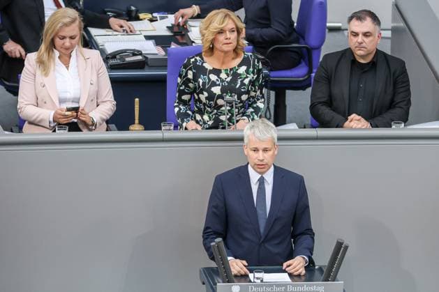 Wahl des Bundeskanzlers Plenarsaal, Rednerpult: Steffen Bilger (CDU), Erster Parlamentarischer Geschäftsführer erläutert die CDU-Position für den 2. Wahlgang Berlin Deutscher Bundestag Berlin Germany