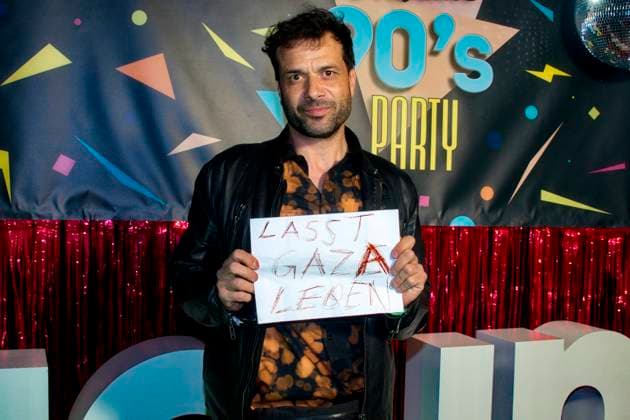 Messiah Superstar , Premiere im Bi Nuu, Berlin, 15.05.2025 Kai Schumann mit Botschaft Lasst Gaza leben , MESSIAH SUPERSTAR , Photo Call zur Premiere der Sat1 und Joyn-Produktion im Bi Nuu, Berlin, 15.05.2025 Berlin Bi Nuu Deutschland, germany Copyright: xChristianxBehringx