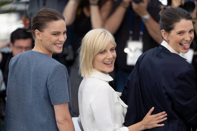 The Wonderers , Photocall in Cannes, 15.05.2025 Cannes, Frankreich - 15.5.2024: Angelina Woreth, MŽlanie Laurent und JosŽphine Japy während des Photocall zu QUI BRILLE AU COMBAT (THE WONDERERS) während der 78. Internationalen Filmfestspiele von Cannes. Die Filmfestspiele finden vom 13. bis 24. Mai 2025 statt. Cannes Palais des Festivals et des Cong Frankreich Copyright: xChristianxEnderx