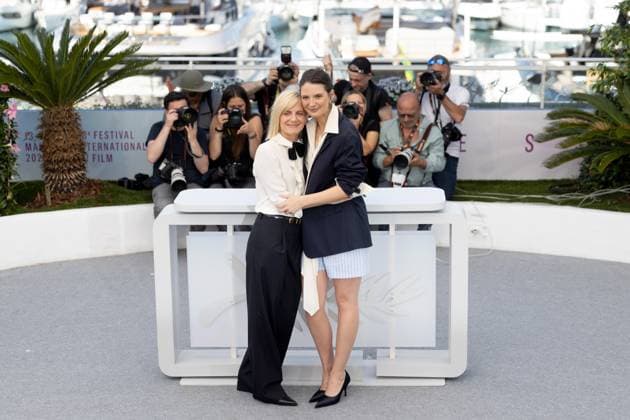 The Wonderers , Photocall in Cannes, 15.05.2025 Cannes, Frankreich - 15.5.2024: MŽlanie Laurent und JosŽphine Japy während des Photocall zu QUI BRILLE AU COMBAT (THE WONDERERS) während der 78. Internationalen Filmfestspiele von Cannes. Die Filmfestspiele finden vom 13. bis 24. Mai 2025 statt. Cannes Palais des Festivals et des Cong Frankreich Copyright: xChristianxEnderx