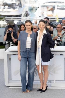The Wonderers , Photocall in Cannes, 15.05.2025 Cannes, Frankreich - 15.5.2024: Angelina Woreth und JosŽphine Japy während des Photocall zu QUI BRILLE AU COMBAT (THE WONDERERS) während der 78. Internationalen Filmfestspiele von Cannes. Die Filmfestspiele finden vom 13. bis 24. Mai 2025 statt. Cannes Palais des Festivals et des Cong Frankreich Copyright: xChristianxEnderx