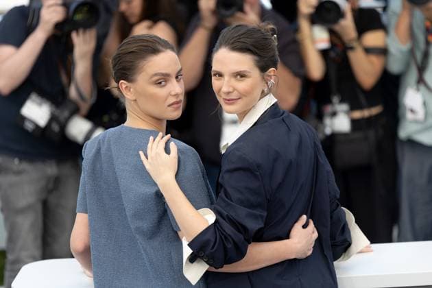 The Wonderers , Photocall in Cannes, 15.05.2025 Cannes, Frankreich - 15.5.2024: Angelina Woreth und JosŽphine Japy während des Photocall zu QUI BRILLE AU COMBAT (THE WONDERERS) während der 78. Internationalen Filmfestspiele von Cannes. Die Filmfestspiele finden vom 13. bis 24. Mai 2025 statt. Cannes Palais des Festivals et des Cong Frankreich Copyright: xChristianxEnderx