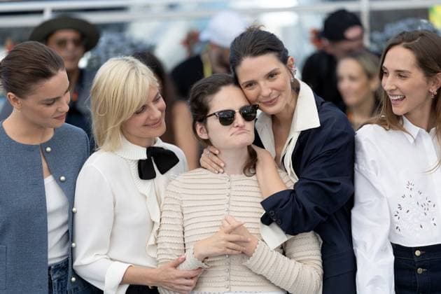 The Wonderers , Photocall in Cannes, 15.05.2025 Cannes, Frankreich - 15.5.2024: Angelina Woreth, MŽlanie Laurent, Sevan Kalayjian Everitt, Josephine Japy, Yinka Bokinni, Sarah Pachoud während des Photocall zu QUI BRILLE AU COMBAT (THE WONDERERS) während der 78. Internationalen Filmfestspiele von Cannes. Die Filmfestspiele finden vom 13. bis 24. Mai 2025 statt. Cannes Palais des Festivals et des Cong Frankreich Copyright: xChristianxEnderx