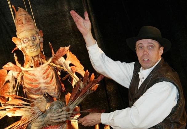 Body Worlds Exhibition BODY WORLDS Gunther von Hagens updates exhibition with 9 new plastinates at the Atlantis Gallery, Brick Lane Ref:20020712 London Great Britain Copyright: xJamesxMcCauley CapitalxPicturesx