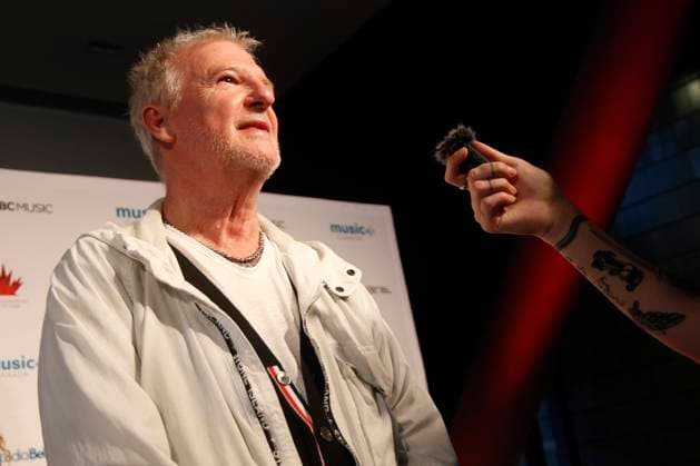 May 15, 2025, Calgary, Ab, Canada: Glass Tiger s Alan Frew poses on the red carpet for the Canadian Music Hall of Fame ceremony in Calgary on Thursday, May 15, 2025. Calgary Canada  - ZUMAc35_ 20250515_zaf_c35_151 Copyright: xDavexChidleyx