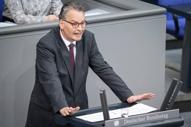 Deutscher Bundestag, 5. Plenarsitzung Guenter Krings (CDU) bei seiner Rede mit besonderer Geste zum Tagesordnungspunkt Inneres bei der 5. Sitzung des Deutschen Bundestag in Berlin, 16.05.2025 Berlin Berlin Deutschland *** German Bundestag, 5th plenary session Guenter Krings CDU during his speech with a special gesture on the agenda item Home Affairs at the 5th session of the German Bundestag in Berlin, 16 05 2025 Berlin Berlin Germany