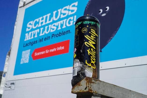 Lachgas Katuschen vorm Plakat Schluss mit Lustig Die Hamburger Stadtreinigung (SRH) zeigt Kampange gegen die Verwendung von Lachgas als Partydroge 15.05.2025 Hamburg - St.Pauli Die Kampange soll auf die Gefahren bei der Entsorgung der Gasflaschen aufmerksam machen. Durch unsachgemaesse Entsorgung der Gasflaschen ueber den Hausmuell oder oeffentliche Papierkoerbe gelangen diese in die Verbrennungsoefen der Muellverbrennungs Anlagen und fuehren dort zu gefährlichen Explosionen und Millionen teure Schaeden Hamburg Deutschland *** Nitrous oxide cat showers in front of the poster No more fun The Hamburg city cleaning SRH shows campaign against the use of nitrous oxide as a party drug 15 05 2025 Hamburg St Pauli The campaign is intended to draw