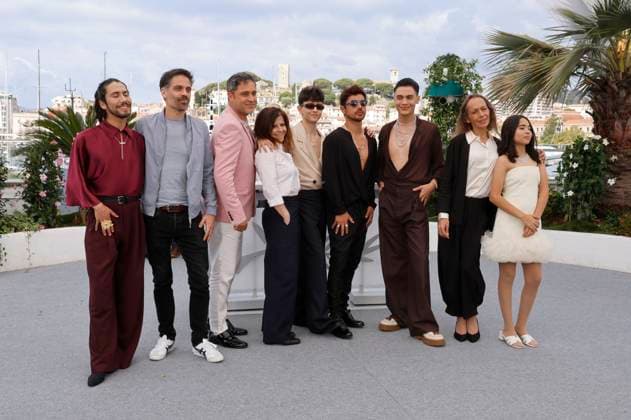 Francisco Diaz, Justin Pechberty, Giancarlo Nasi, Florencia Di Concilio, Pedro Munoz, Matias Catalan, Diego Cespedes, Paula Dinamarca und Tamara Cortes beim Photocall zum Kinofilm The Mysterious Gaze of the Flamingo La Misteriosa Mirada del Flamenco auf dem Festival de Cannes 2025 78. Internationale Filmfestspiele von Cannes am Palais des Festivals. Cannes, 156.05.2025
