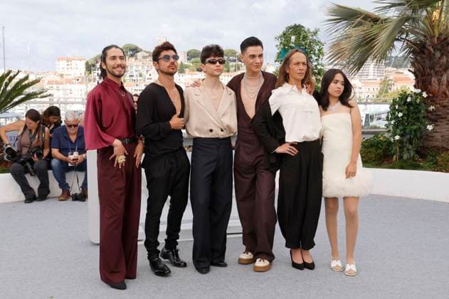 Francisco Diaz, Pedro Munoz, Diego Cespedes, Matias Catalan, Paula Dinamarca and Tamara Cortes beim Photocall zum Kinofilm The Mysterious Gaze of the Flamingo La Misteriosa Mirada del Flamenco auf dem Festival de Cannes 2025 78. Internationale Filmfestspiele von Cannes am Palais des Festivals. Cannes, 156.05.2025