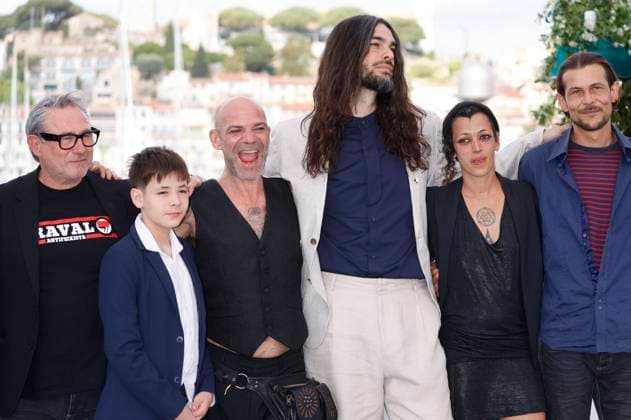 Sergi Lopez, Bruno Nunez, Richard Bellamy, Oliver Laxe, Jade Oukid und Tonin Janvier beim Photocall zum Kinofilm Sirat auf dem Festival de Cannes 2025 78. Internationale Filmfestspiele von Cannes am Palais des Festivals. Cannes, 16.05.2025