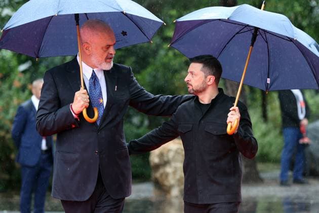 News Themen der Woche KW20 News Bilder des Tages (250516) -- TIRANA, May 16, 2025 -- Albanian Prime Minister Edi Rama (L) talks with Ukrainian President Volodymyr Zelensky during the 6th European Political Community (EPC) Summit in Tirana, Albania, May 16, 2025. The 6th European Political Community (EPC) Summit was held Friday in Tirana, capital of Albania, with around 50 national and regional leaders, as well as heads of European Union (EU) and international institutions attending to address shared security and economic challenges. This is the first time the summit was held in the Western Balkans. Alongside EU member states, countries like the United Kingdom (UK), Norway, T¨¹rkiye, Ukraine and Western Balkan countries also attended the summit. ) ALBANIA-TIRANA-EUROPEAN POLITICAL COMM 