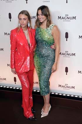 Saona Rapetto und Charlotte Sine bei der Magnum Cannes Beach Party im Rahmen des Festival de Cannes 2025 78. Internationale Filmfestspiele von Cannes im Magnum Beach Palais StÃ phanie. Cannes, 15.05.2025