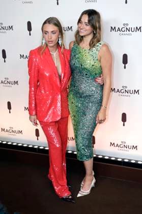 Saona Rapetto und Charlotte Sine bei der Magnum Cannes Beach Party im Rahmen des Festival de Cannes 2025 78. Internationale Filmfestspiele von Cannes im Magnum Beach Palais StÃ phanie. Cannes, 15.05.2025