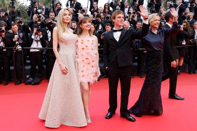 Angelina Jolie, Marie Colomb, Finn Bennett und Caroline Scheufele bei der Premiere des Kinofilms Eddington auf dem Festival de Cannes 2025 78. Internationale Filmfestspiele von Cannes im Palais des Festivals. Cannes, 16.05.2025
