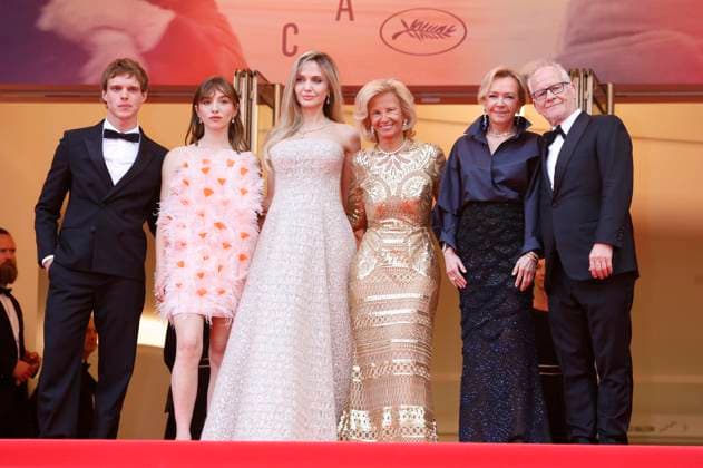 Finn Bennett, Marie Colomb, Angelina Jolie, Iris Knobloch, Caroline Scheufele und Thierry Fremaux bei der Premiere des Kinofilms Eddington auf dem Festival de Cannes 2025 78. Internationale Filmfestspiele von Cannes im Palais des Festivals. Cannes, 16.05.2025
