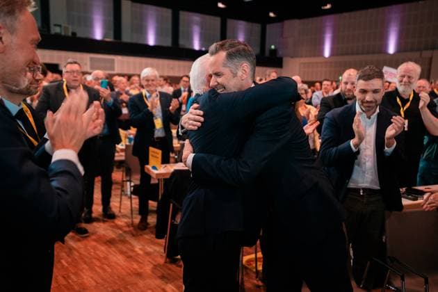 16.05.2025 - Berlin, Deutschland, Europa: 76. Ordentlicher Bundesparteitag der FDP Freie Demokraten - Estrel (Berlin): Christian Lindner und Wolfgang Kubicki gratulieren Christian Dürr zur Wahl zum neuen Bundesvorsitzenden der FDP *** 16 05 2025 Berlin, Germany, Europe 76 Ordinary Federal Party Conference of the FDP Free Democrats Estrel Berlin Christian Lindner and Wolfgang Kubicki congratulate Christian Dürr on his election as the new Federal Chairman of the FDP Copyright: xJamesxZabelx