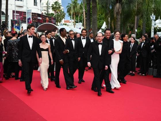 Cannes, 78th Cannes Film Festival 2025 - Evening 4 - Red Carpet of the Film Eddington Cannes, 78th Cannes Film Festival 2025 - Evening 4 - Red Carpet of the Film Eddington . In the photo ) Cameron Mann, Matt Gomez Hidaka, Amelie Hoeferle, Micheal Ward, Emma Stone, Luke Grimes, the mayor of Cannes David Lisnard, Austin Butler, Ari Aster, Joaquin Phoenix, Lars Knudsen, Pedro Pascal and Clifton Collins Cannes France  Copyright: xIPA ABACAx