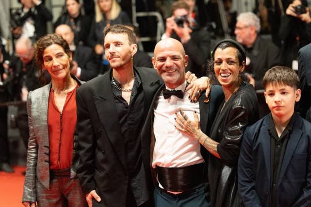 78. Internationalen Filmfestspiele von Cannes 2025 Cannes, Frankreich - 15.5.2024: Richard Bellamy (C), Jade Oukid (R) und Cast während des SIRAT Roten Teppichs der 78. Internationalen Filmfestspiele von Cannes. Die 78. Internationalen Filmfestspiele von Cannes finden vom 13. bis 24. Mai 2025 statt. Provence-Alpes-Cote d Azur