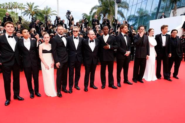 Cameron Mann, Matt Gomez Hidaka, Amà lie Hoeferle, Lars Knudsen, Joaquin Phoenix, Ari Aster, Michael Ward, Luke Grimes, Pedro Pascal, Emma Stone, Austin Butler und Clifton Collins bei der Premiere des Kinofilms Eddington auf dem Festival de Cannes 2025 78. Internationale Filmfestspiele von Cannes im Palais des Festivals. Cannes, 16.05.2025