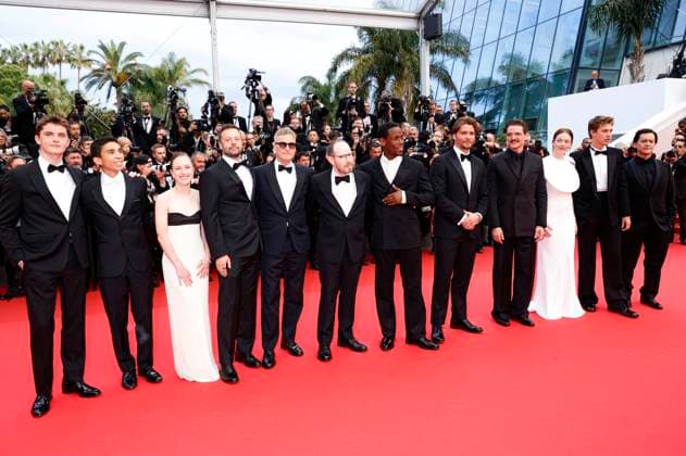 Cameron Mann, Matt Gomez Hidaka, Amà lie Hoeferle, Lars Knudsen, Joaquin Phoenix, Ari Aster, Michael Ward, Luke Grimes, Pedro Pascal, Emma Stone, Austin Butler und Clifton Collins bei der Premiere des Kinofilms Eddington auf dem Festival de Cannes 2025 78. Internationale Filmfestspiele von Cannes im Palais des Festivals. Cannes, 16.05.2025