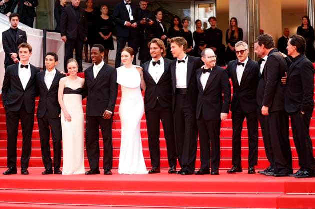 Cameron Mann, Matt Gomez Hidaka, Amelie Hoeferle, Micheal Ward, Emma Stone, Luke Grimes, Austin Butler, Ari Aster, Joaquin Phoenix, Lars Knudsen, Pedro Pascal und Clifton Collins bei der Premiere des Kinofilms Eddington auf dem Festival de Cannes 2025 78. Internationale Filmfestspiele von Cannes im Palais des Festivals. Cannes, 16.05.2025