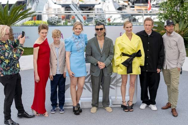Amrum , Photocall in Cannes, 16.05.2025 Cannes, Frankreich - 16.5.2024: Detlev Buck fotografiert Lisa Hagmeister, Jasper Ole Billerbeck, Laura Tonke, Fatih Akin, Diane Kruger, Matthias Schweighöfer, Lars Jessen während des AMRUM Photocall während der 78. Internationalen Filmfestspiele von Cannes. Die Filmfestspiele finden vom 13. bis 24. Mai 2025 statt. Cannes Palais des Festivals et des Cong Provence-Alpes-Cote d Azur Frankreich Copyright: xChristianxEnderx