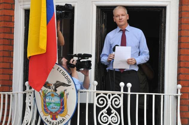 Julian Assange gives public statement from balcony of the Ecuadorean embassy Julian Assange Julian Assange gives public statement from the balcony of the Ecuadorean embassy in London, UK. In his first public statement since entering embassy in June he urged the US to end its witch-hunt on Wikileaks. He also thanked Ecuador s president, who has granted him asylum. London, England.. August 19th, 2012 half length blue shirt red tie CAP BF Bob Fidgeon Great Britain Copyright: xBobxFidgeon CapitalxPicturesx