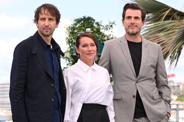 CINEMA : 78eme Festival de Cannes - Photocalls - 17 05 2025 CANNES, FRANCE - 17 MAI (G-D) : Stephane DEMOUSTIER, RÃ alisateur (France), Sidset BABETT KNUDSEN, Actrice, Claes BANG, Acteur, lors du photocall de Â« L™inconnu de la Grande Arche Â» (The Great Arch) Un Certain Regard au 78eme Festival de Cannes au Palais des Festivals le 17 mai 2025 Ã Cannes, France. CannesFrance  Copyright: xValentinaxClaretx